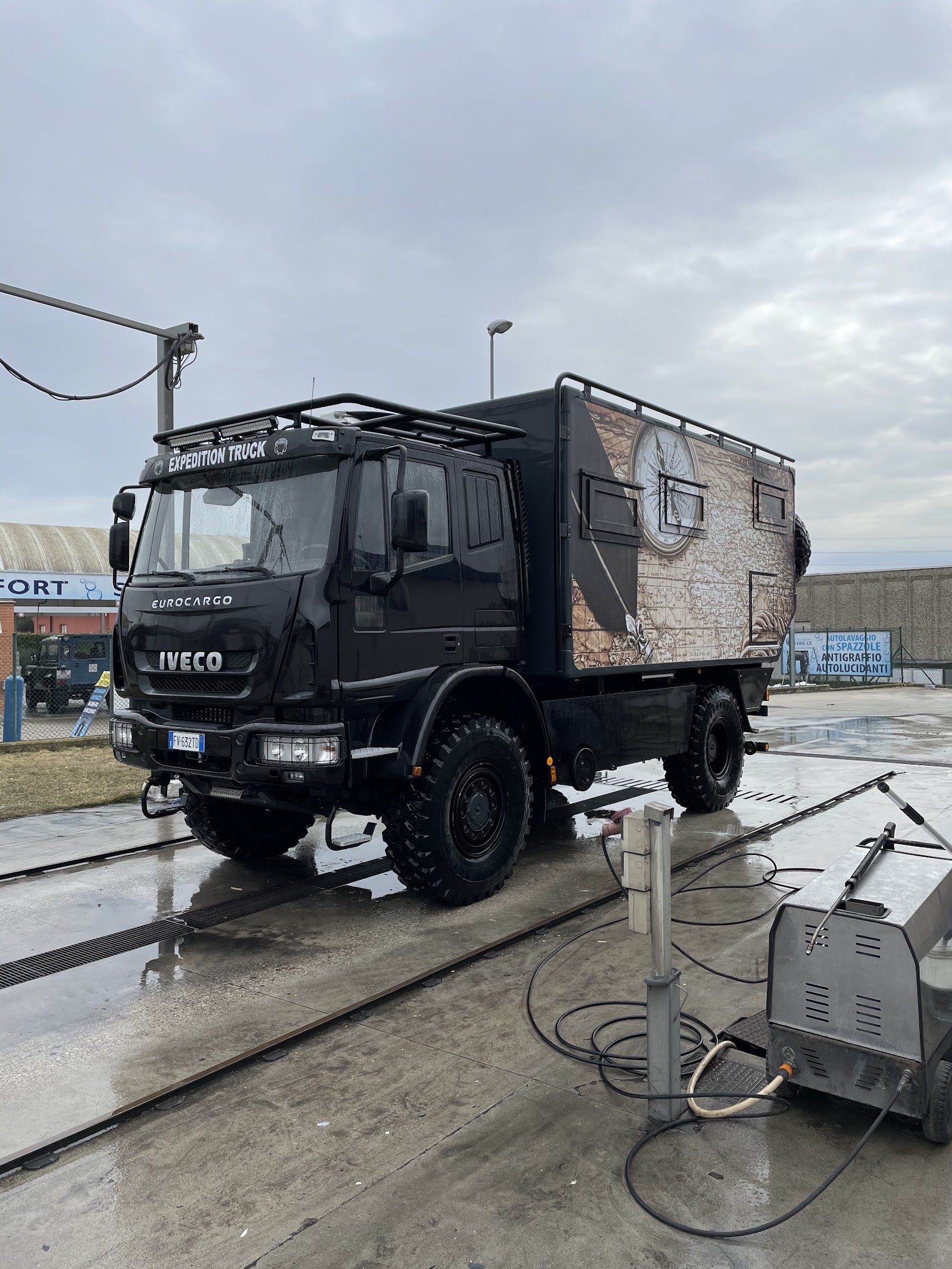 Mezzo fuoristrada Iveco 4x4 lavato con idropulitrice