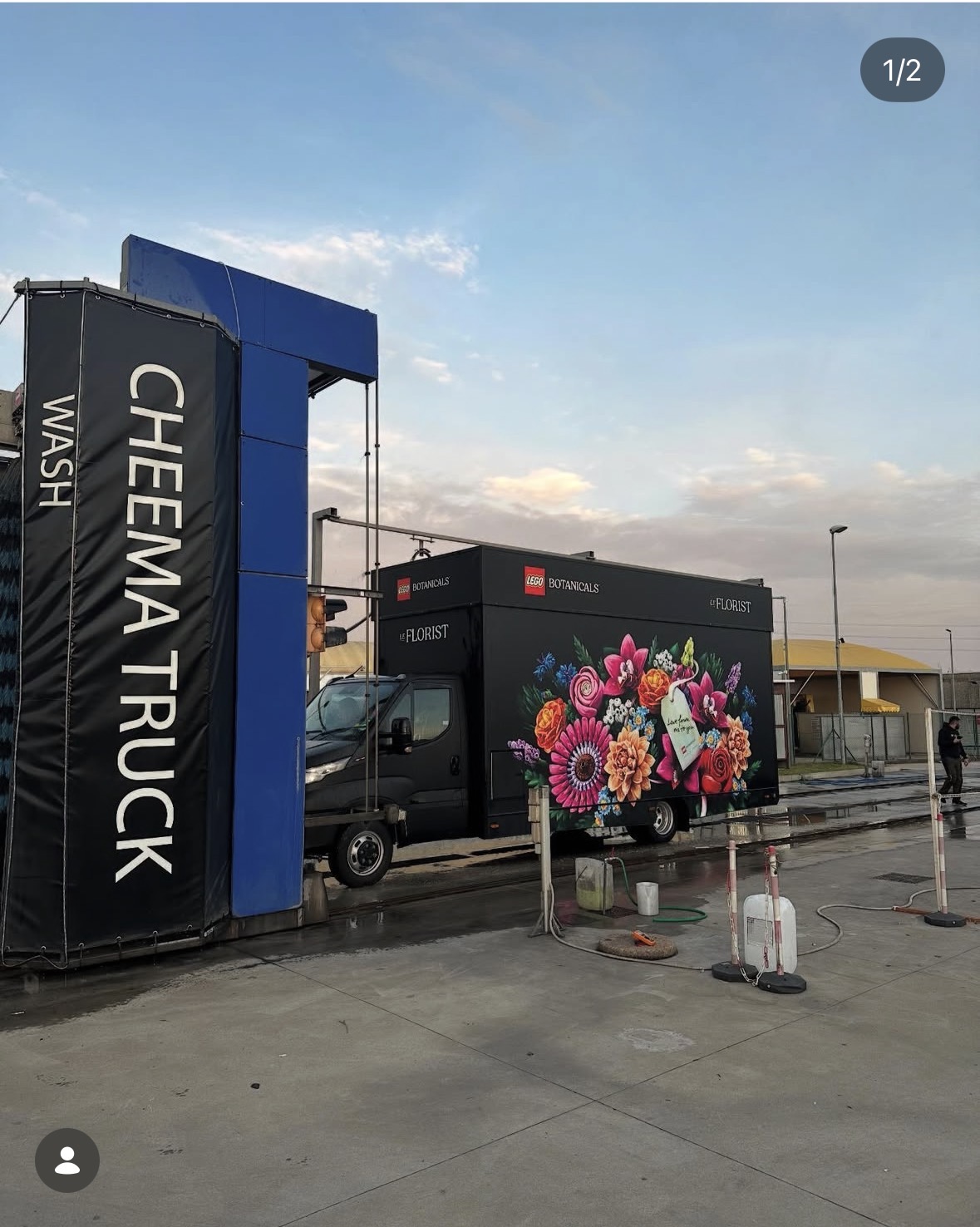 Furgone cassonato in lavaggio sotto il portale Cheema Truck Wash a Novedrate