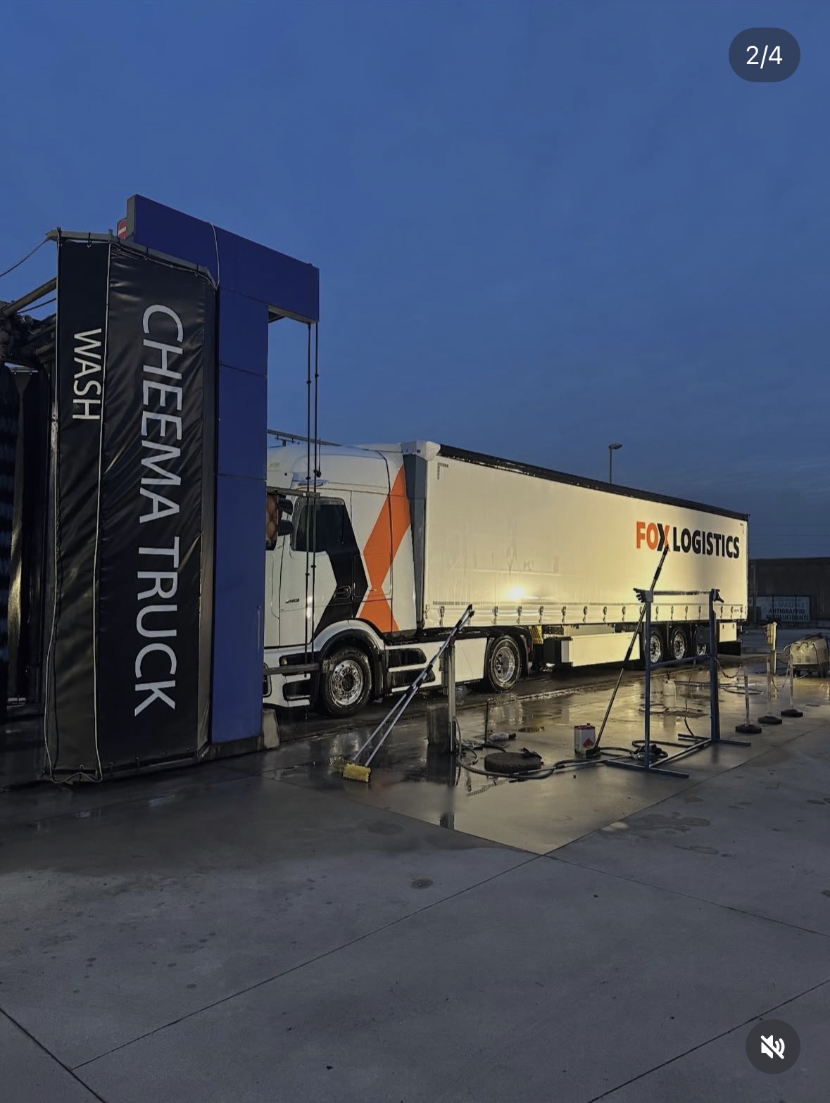 Bilico Fox Logistics appena lavato al portale Cheema Truck Wash all'alba