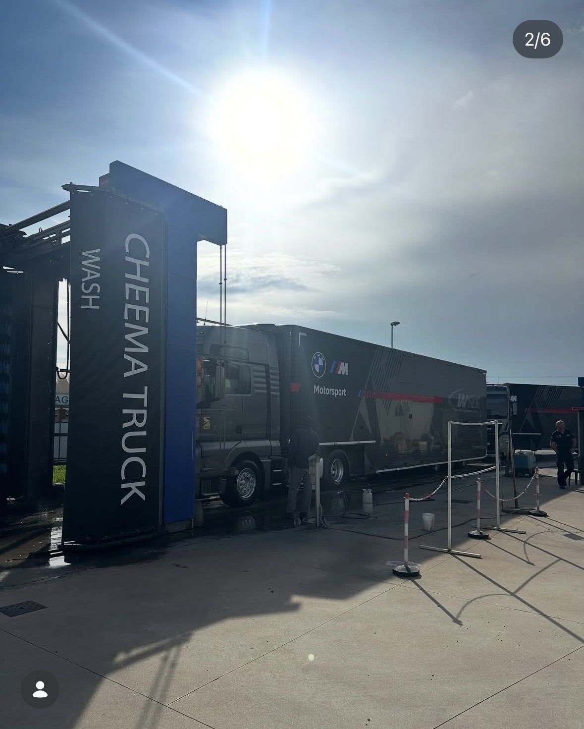 Bisarca BMW Motorsport durante il lavaggio nel piazzale di Novedrate