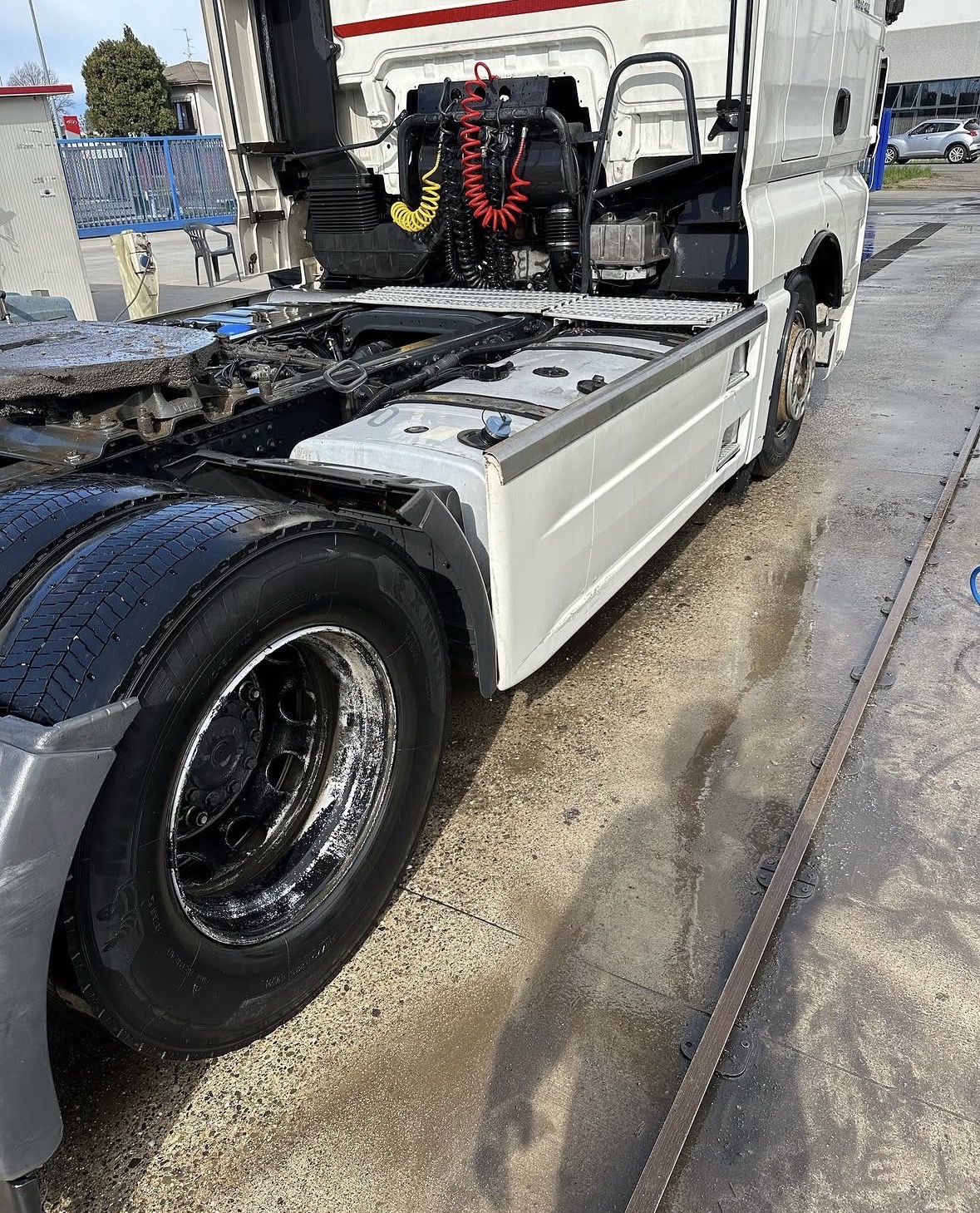 Trattore stradale dopo il lavaggio Cheema Truck Wash: telaio e cerchi puliti