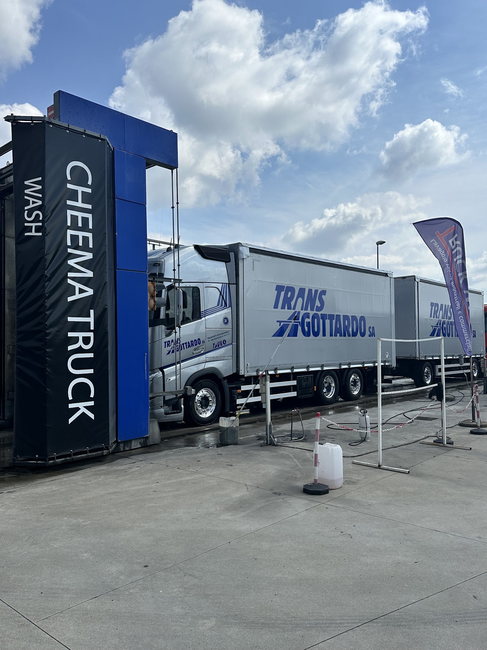 Autotreno Trans Gottardo in lavaggio nel piazzale Cheema Truck Wash
