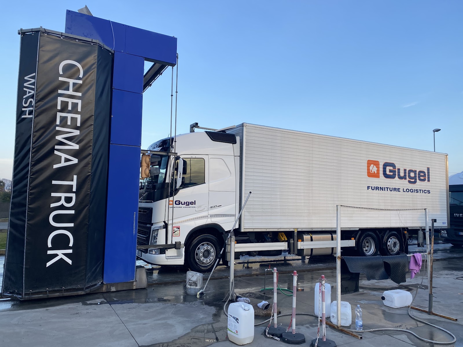 Motrice cassonata Gugel Furniture Logistics sotto il portale di lavaggio
