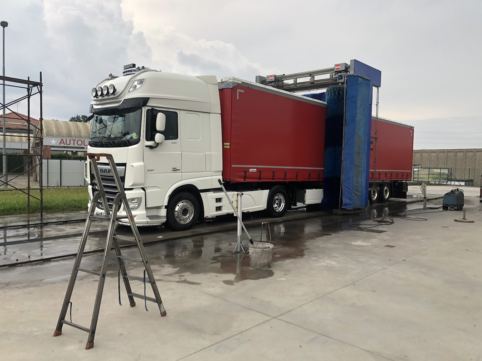 Motrice DAF con telone rosso pronta per il lavaggio esterno