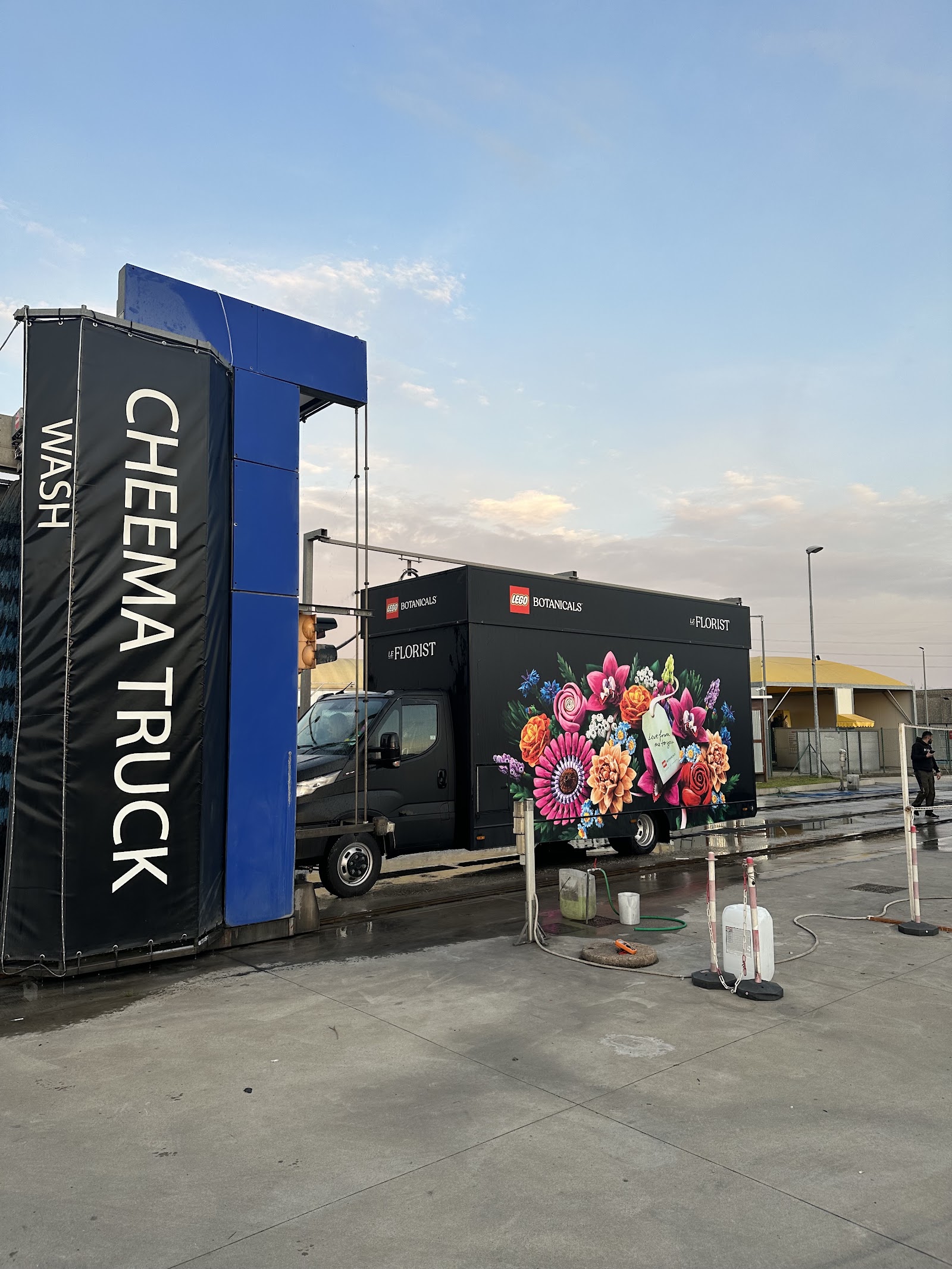 Furgone cassonato brandizzato in lavaggio al portale Cheema Truck Wash