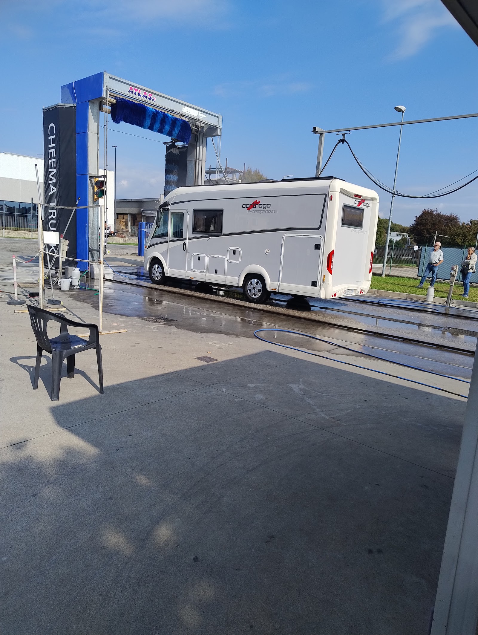 Camper in uscita dal portale di lavaggio Cheema Truck Wash