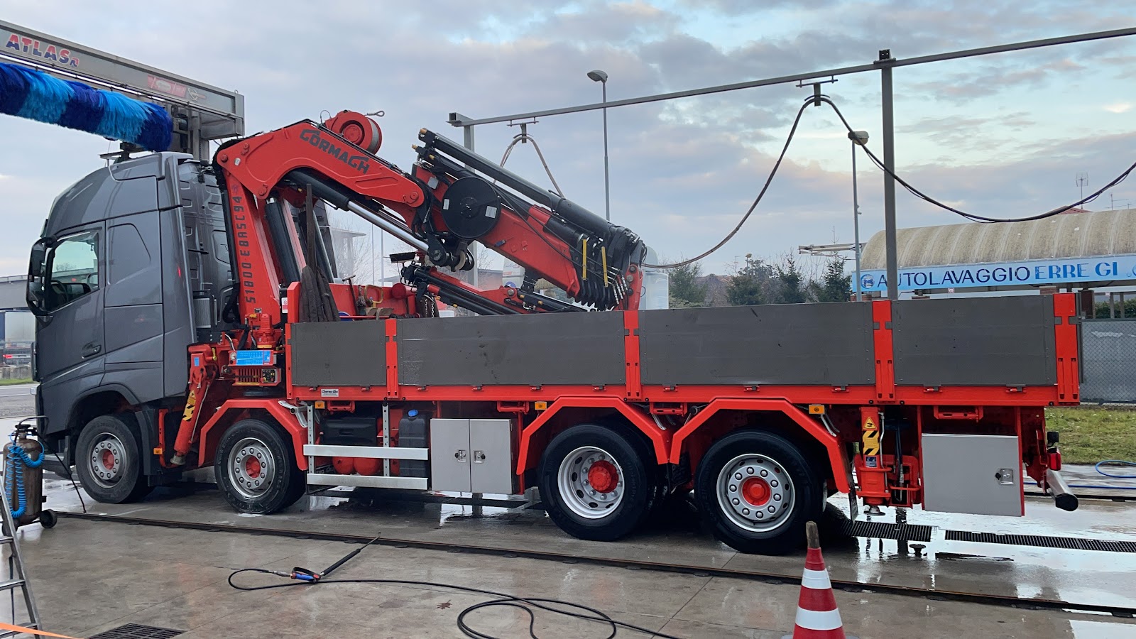 Autocarro con gru appena lavato nel piazzale Cheema Truck Wash