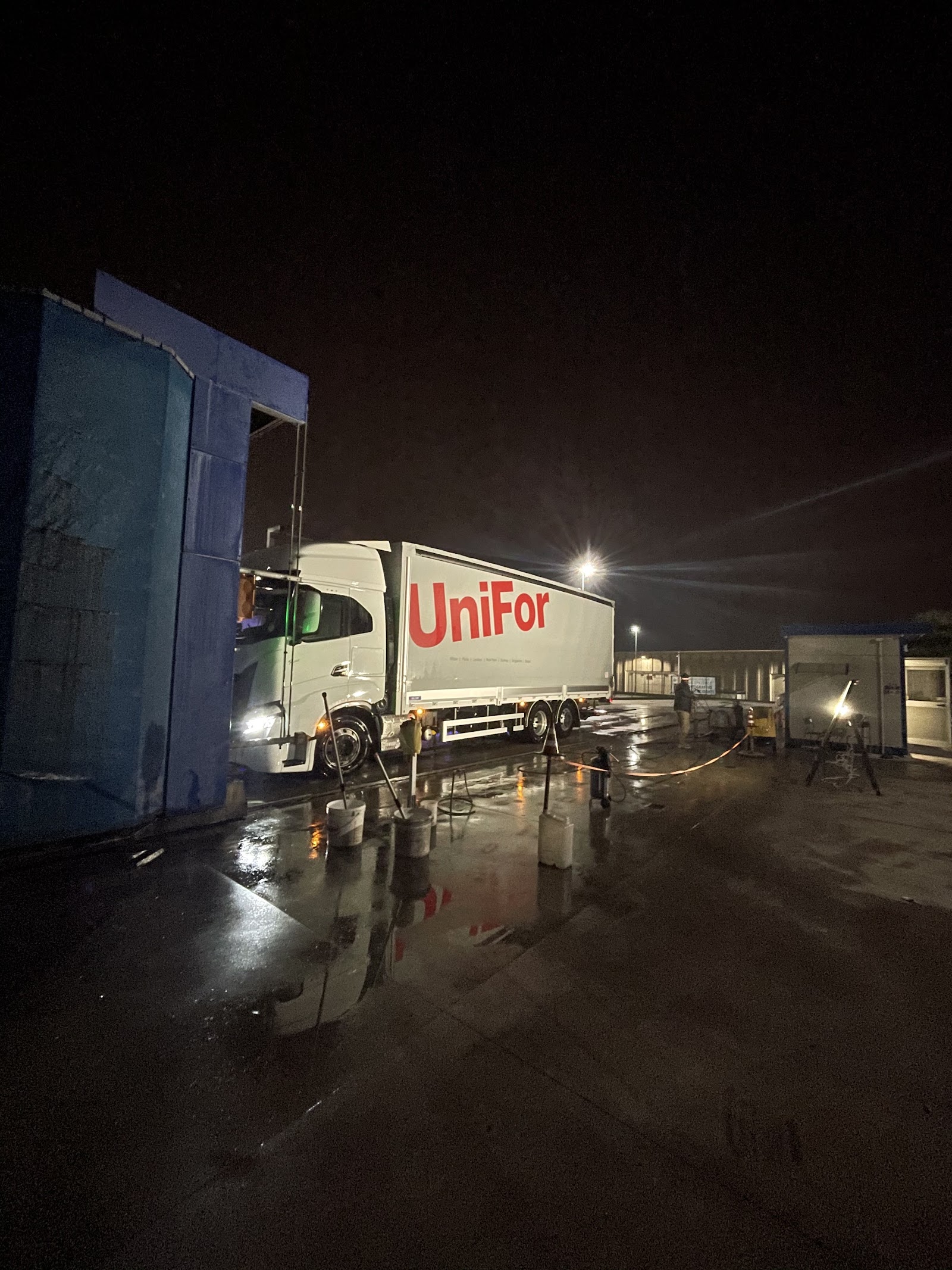 Motrice UniFor in lavaggio serale nel piazzale di Novedrate