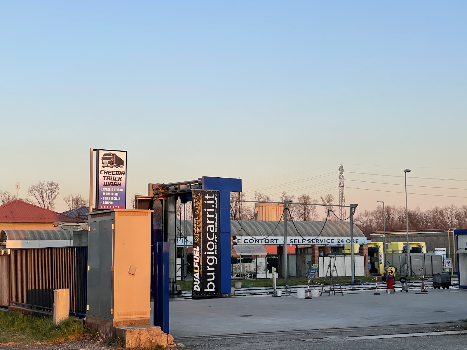 Insegna e portale di lavaggio Cheema Truck Wash al tramonto